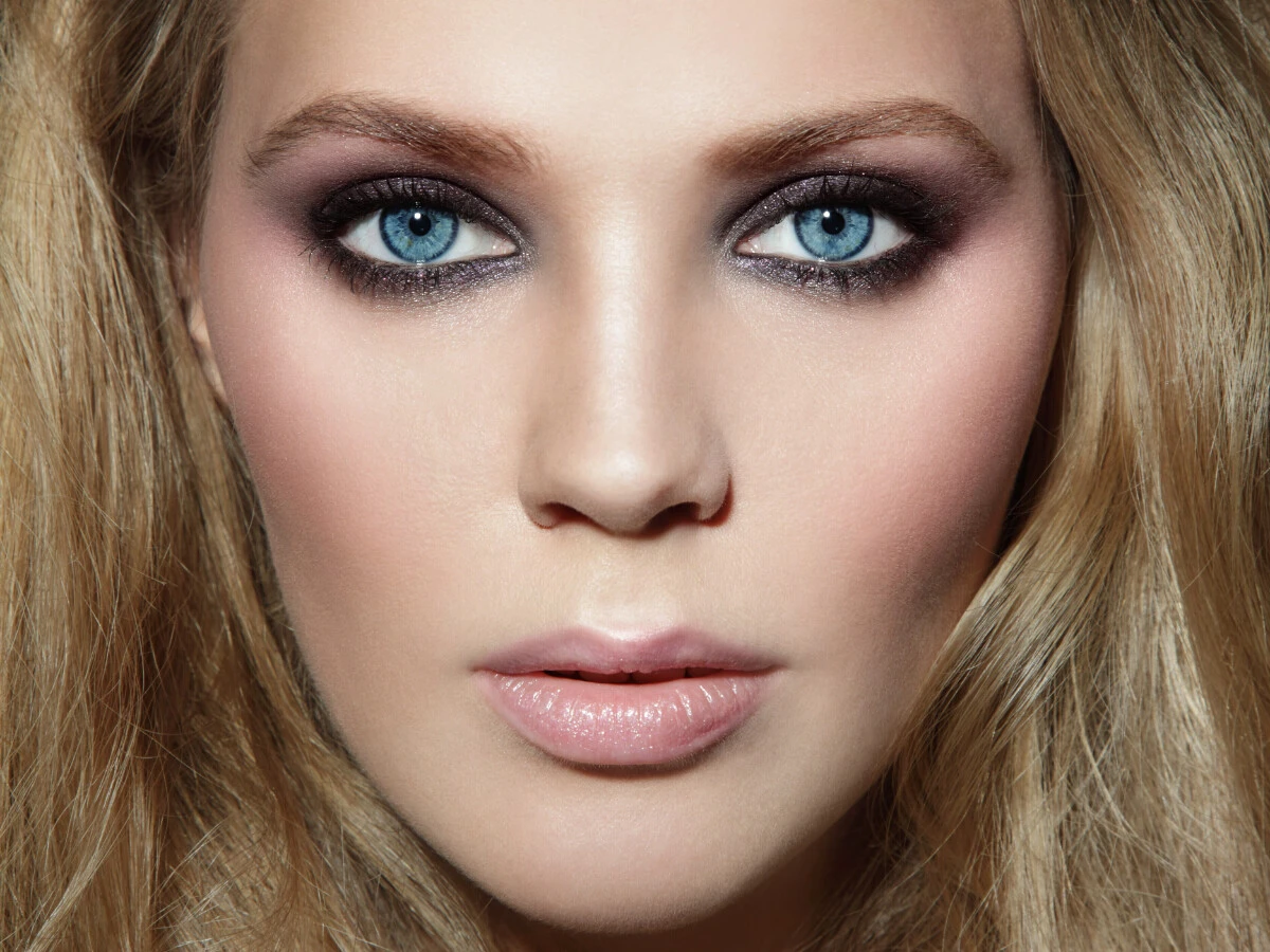  Frau mit Smokey Eyes Eyeshadow 