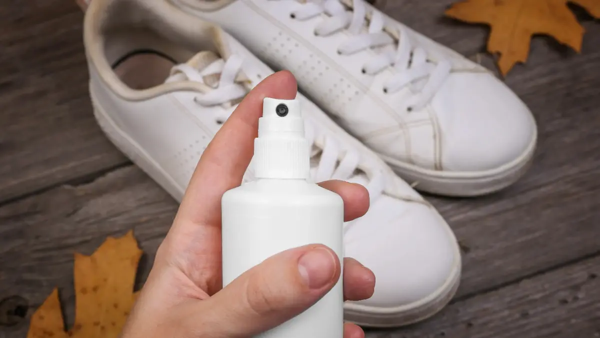  Weiße Sneaker mit Spray imprägnieren 