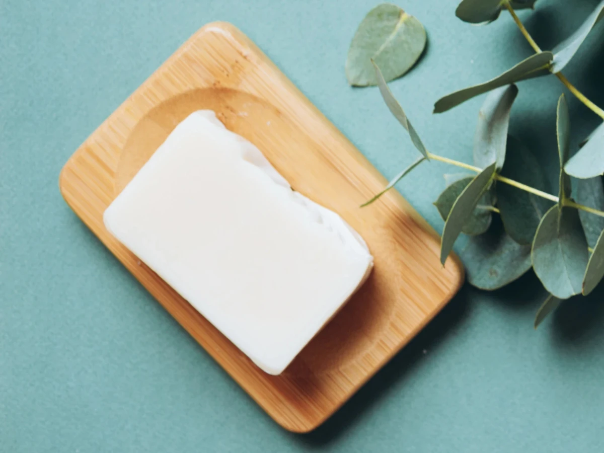  Haarseife auf türkisem Hintergrund 