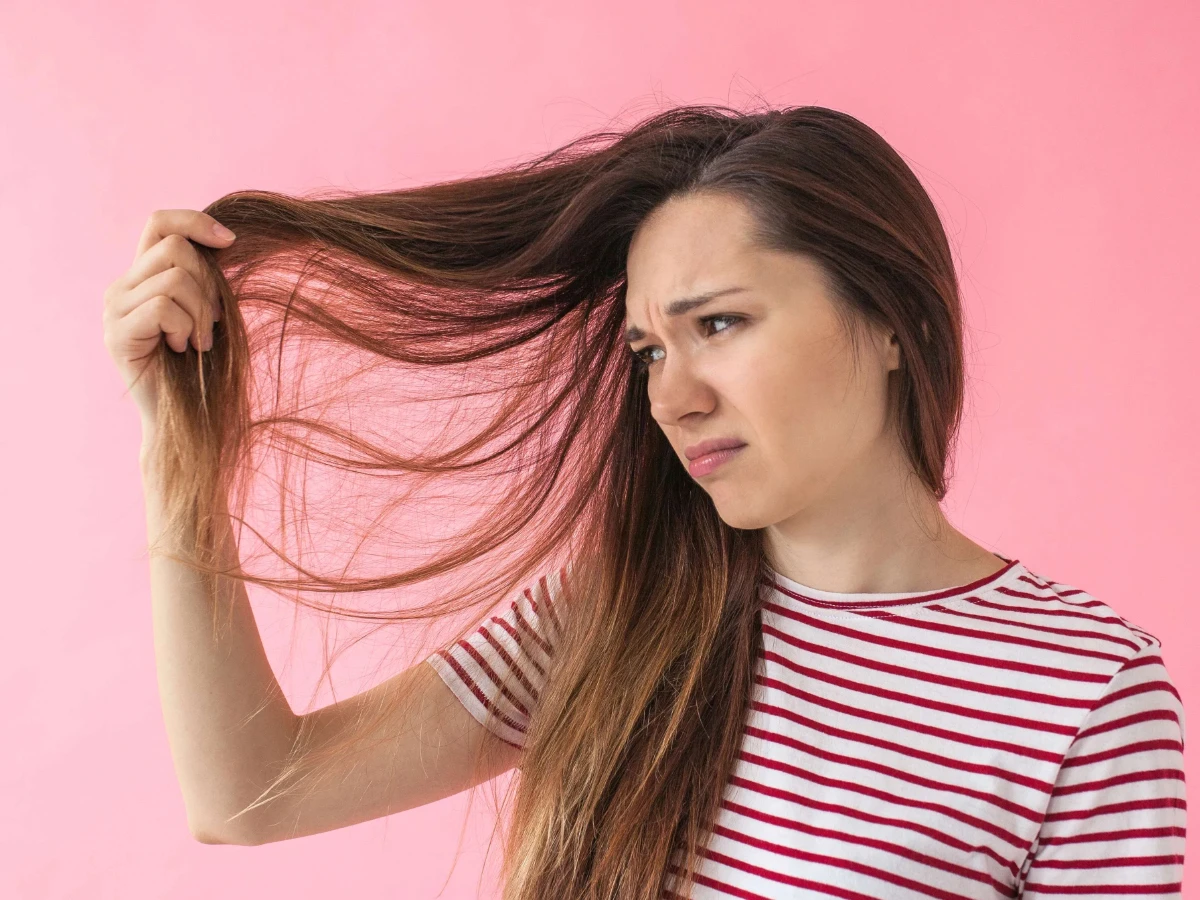  Mädchen ist unglücklich mit ihren trockenen Haaren 
