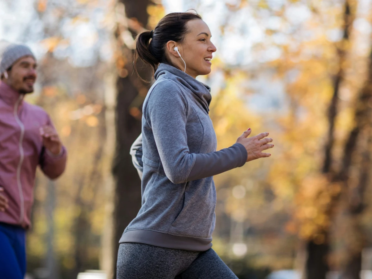  junge Menschen laufen 