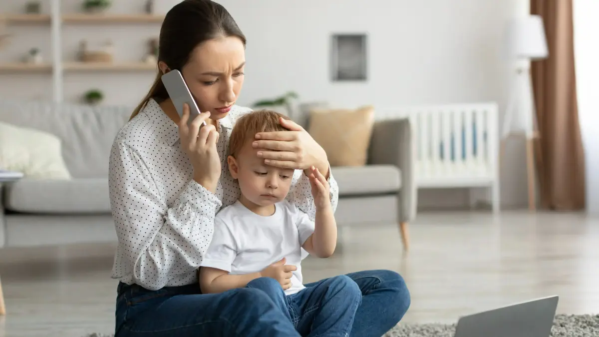  Mutter und Kind; Kind ist krank hat Fieber 