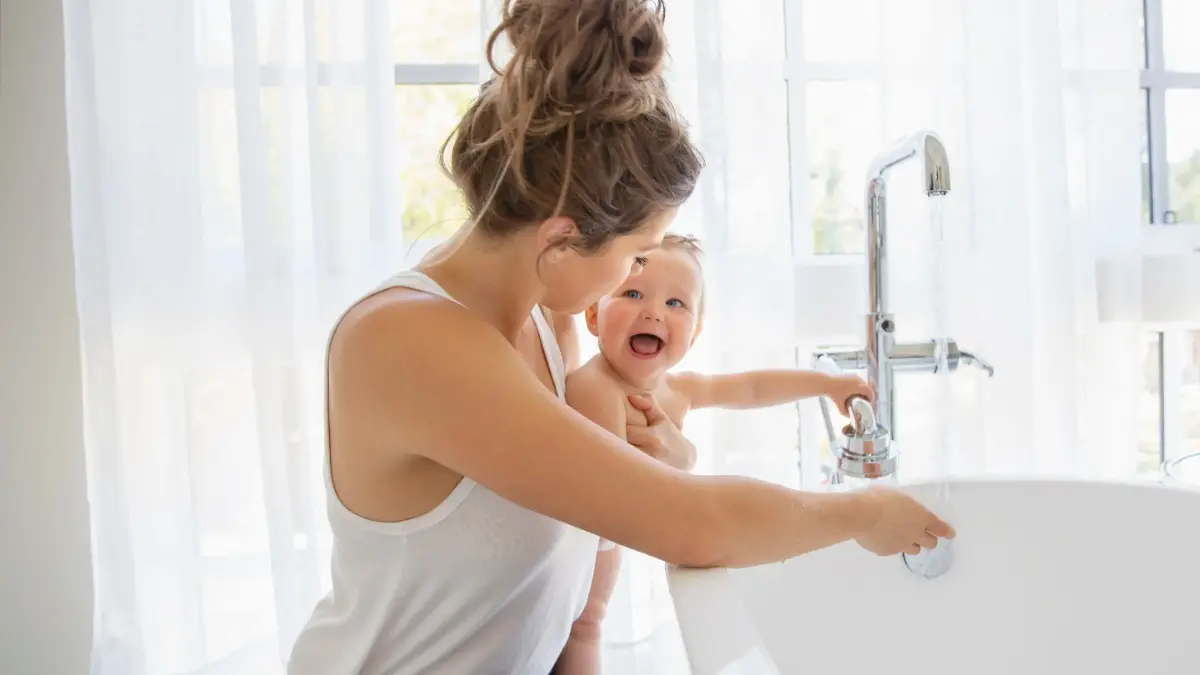  Mutter bereitet Bad für Kind vor 