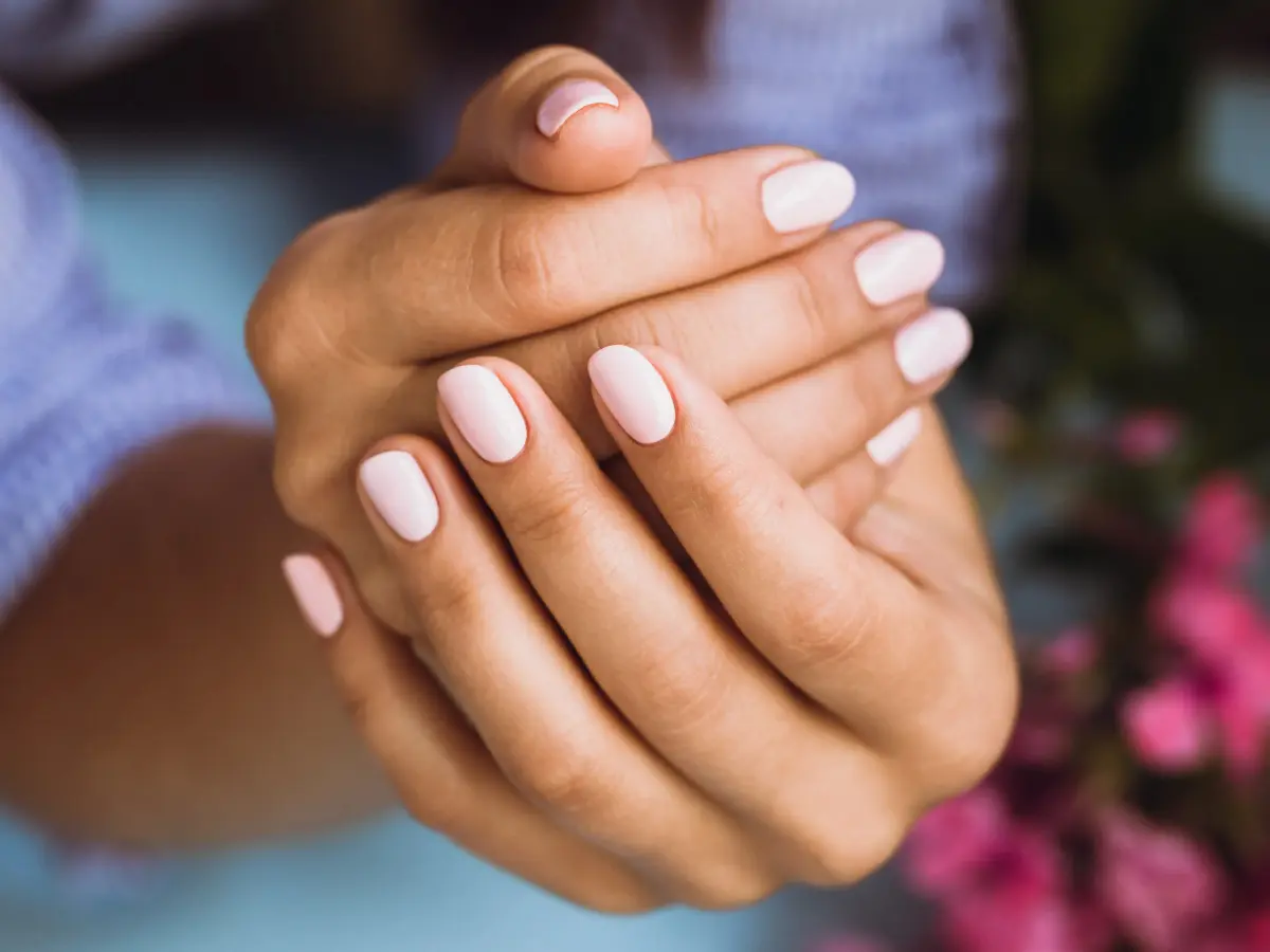  Frau mit natürlich manikürten Nägeln 