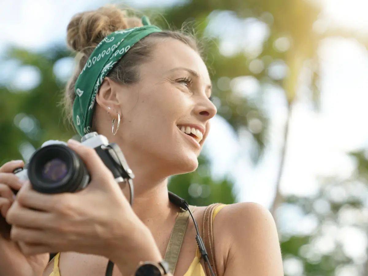  Frau fotografiert mit Kamera 