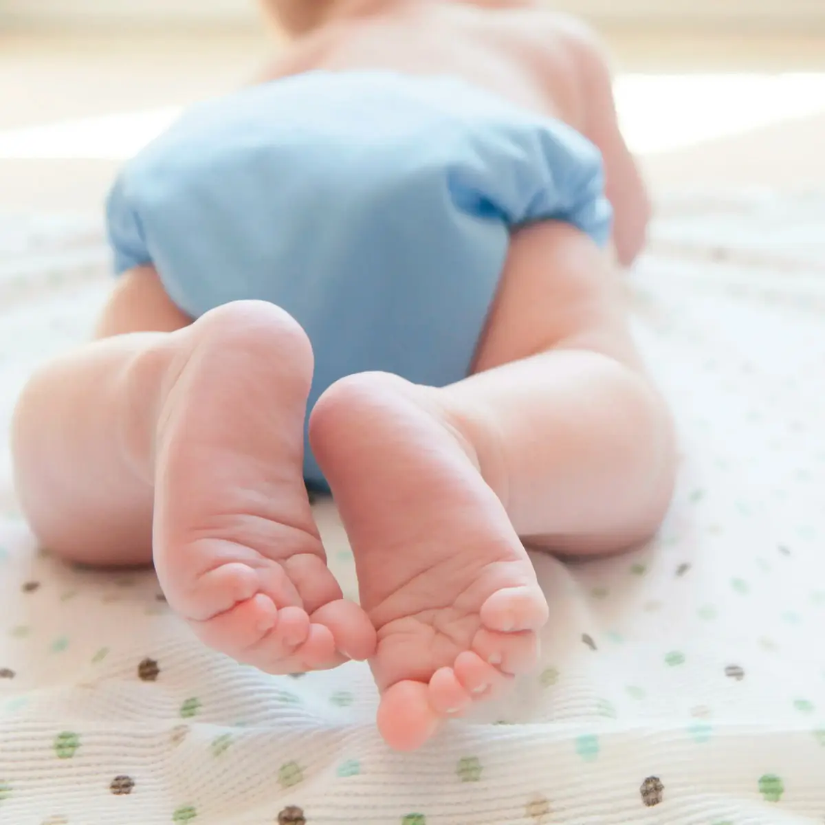  Baby krabbelt mit Stoffwindel 