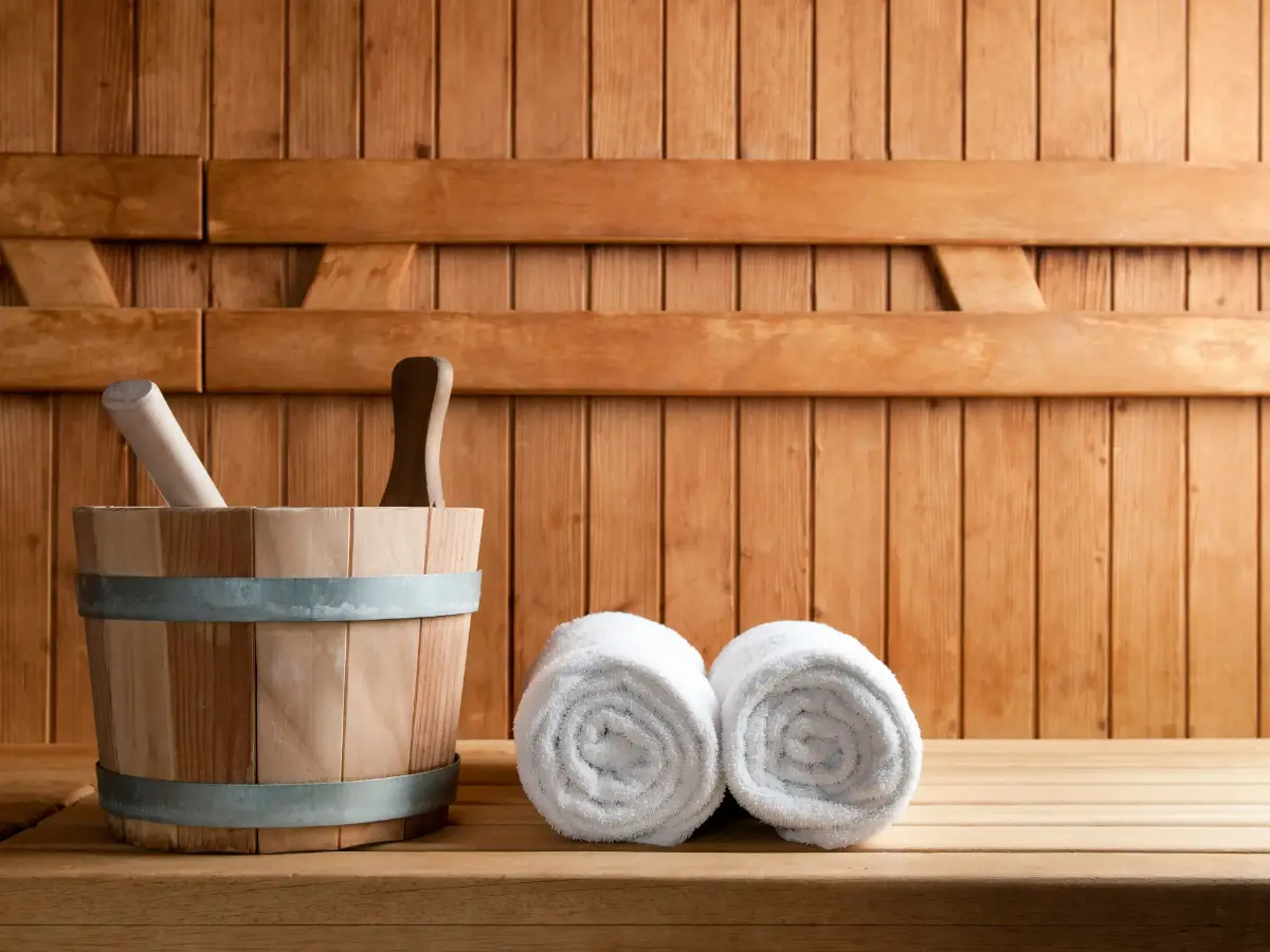  Sauna von innen mit Handtüchern 