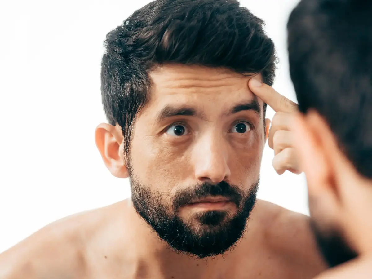  Mann mit Falten vor Spiegel 