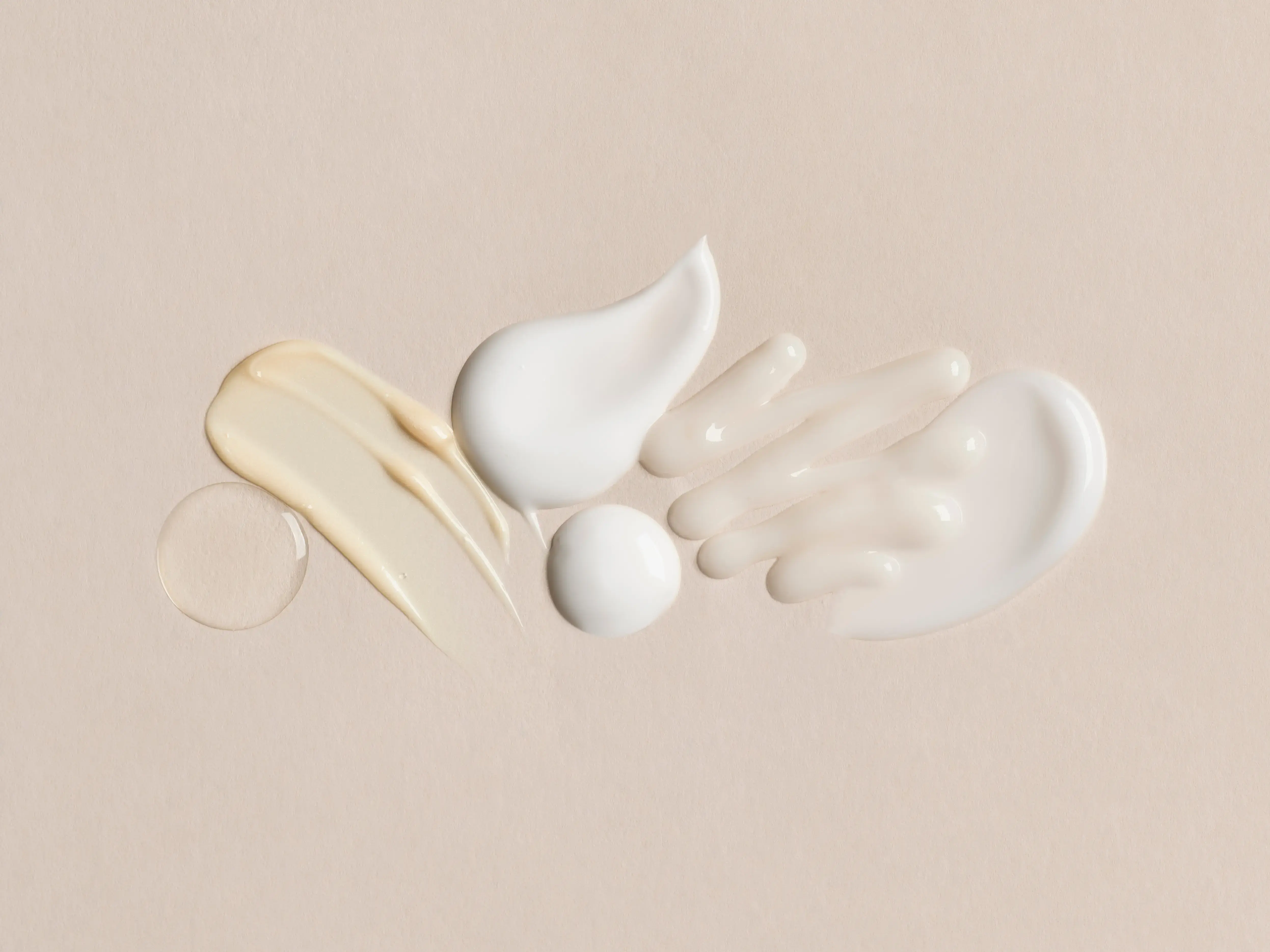  Skincare Swatches auf beigen Untergrund 