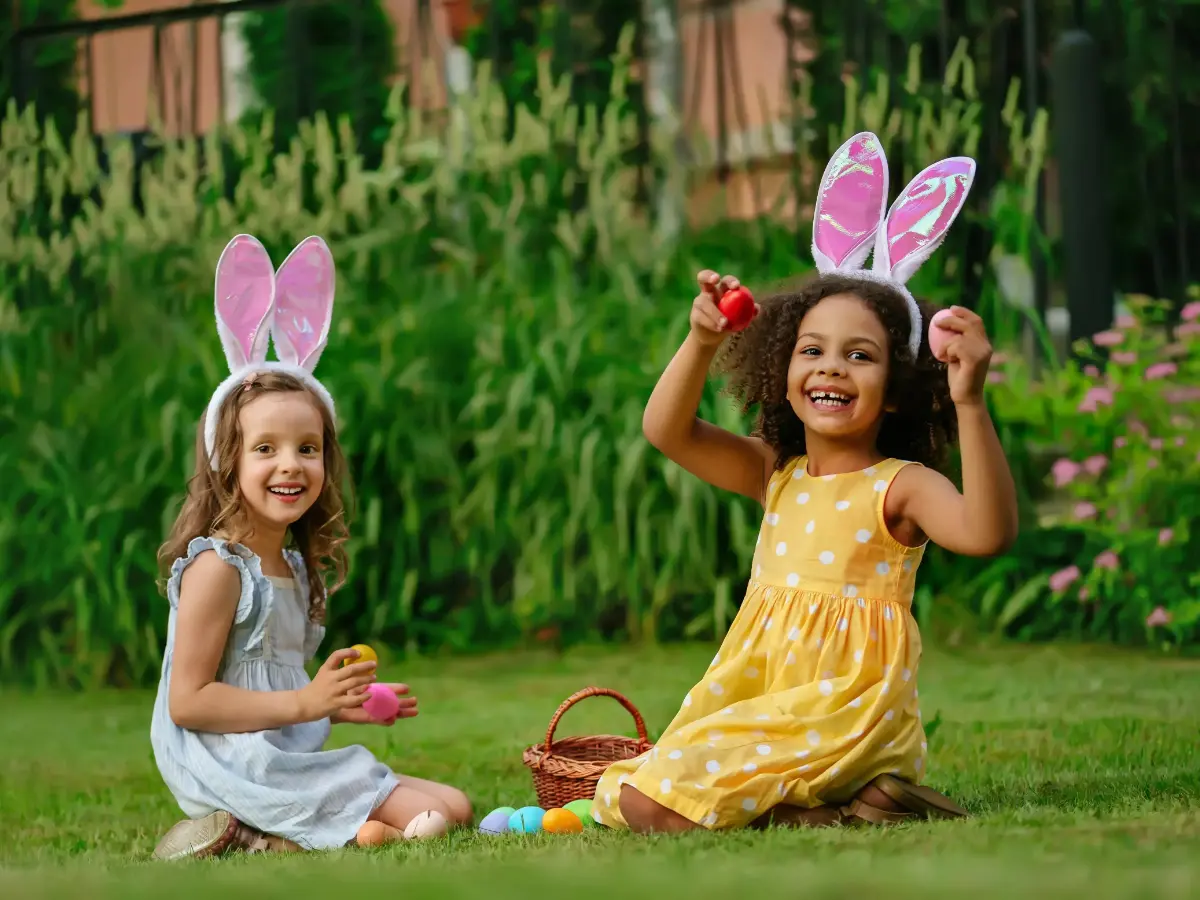  Zwei kleine Mädchen mit Osternest und Ostereiern 
