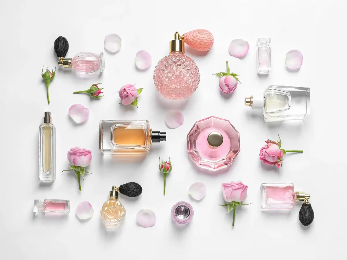  Parfum Flatlay in rosa 