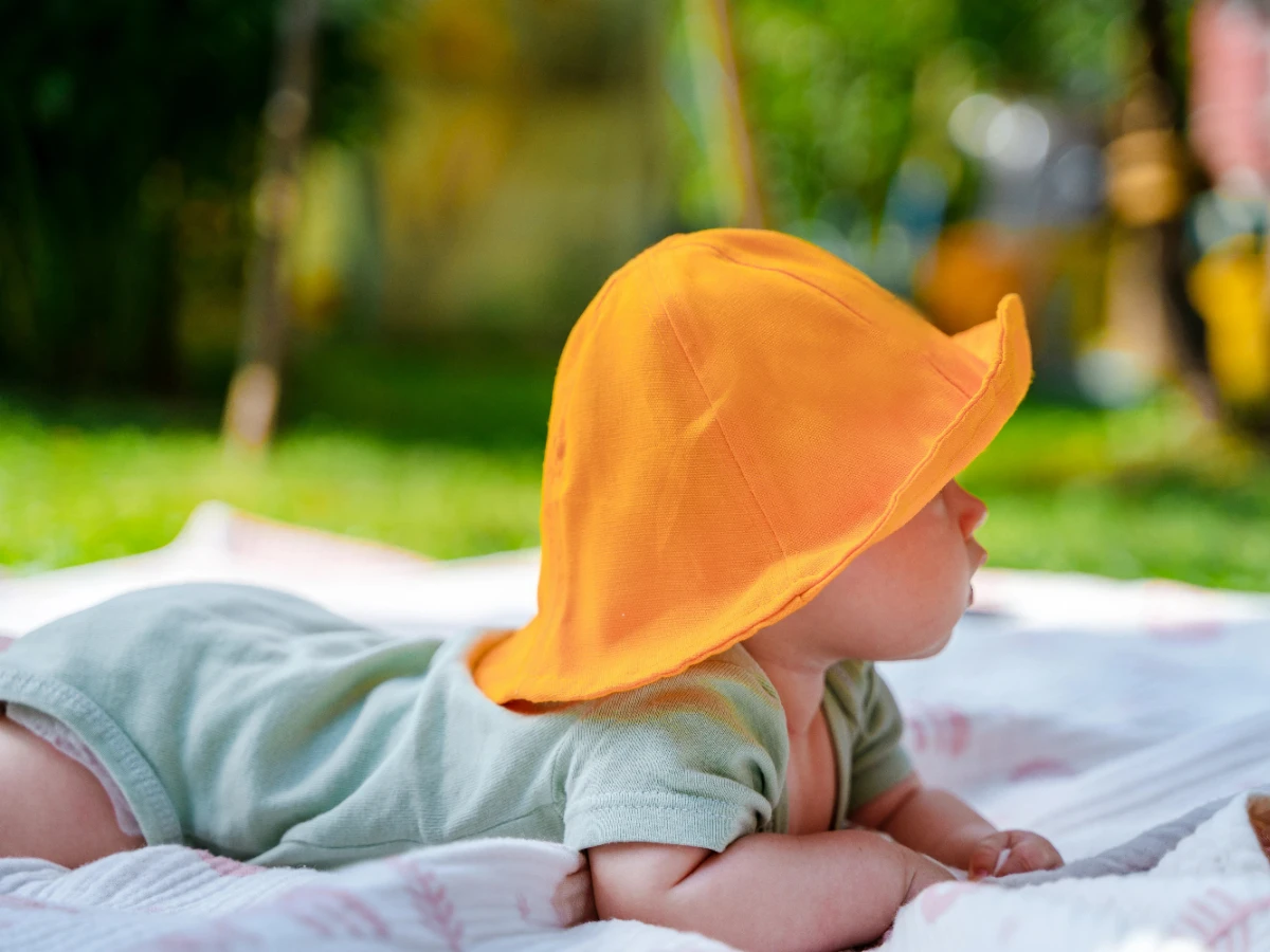  Baby mit Sonnenhut am Strand 