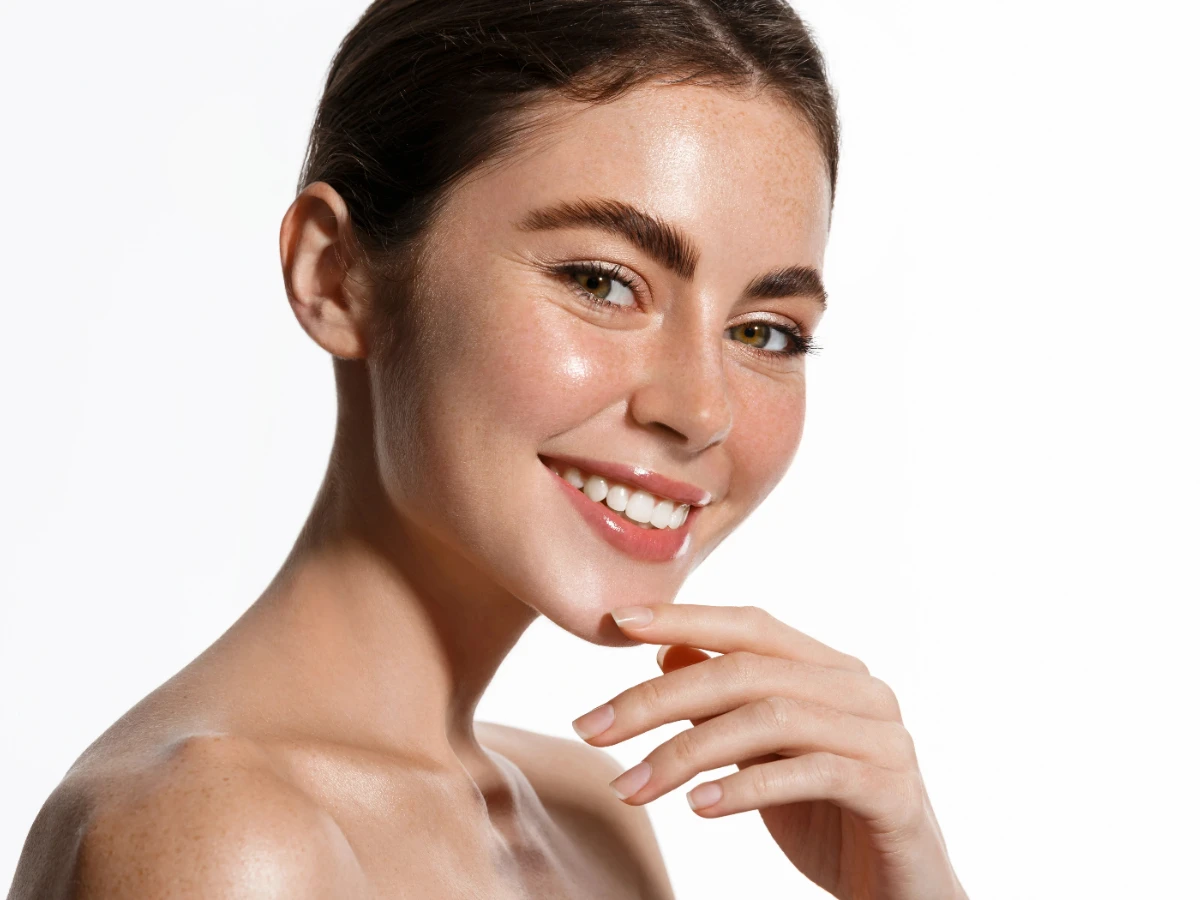  Frau mit dichten, vollen Augenbrauen 