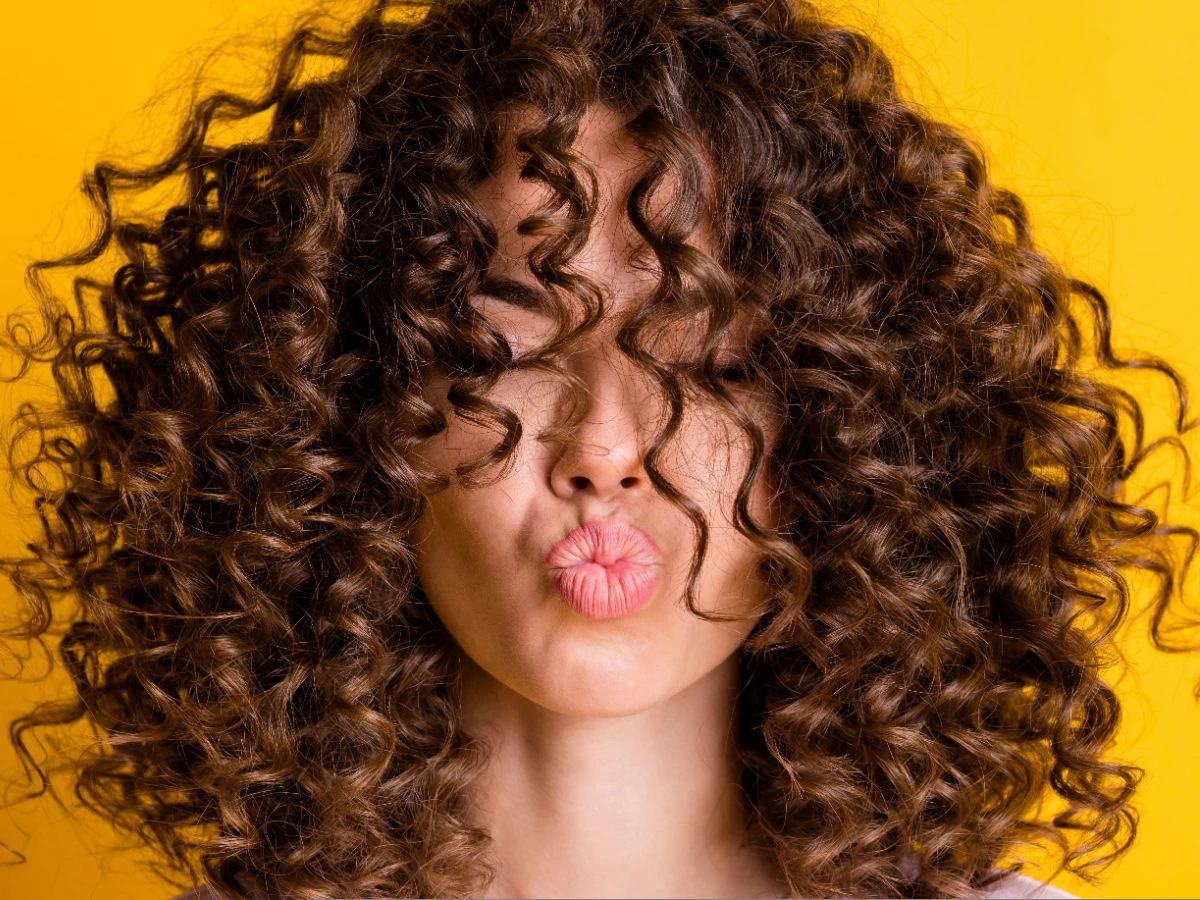  Headshot von Mädchen mit Locken 