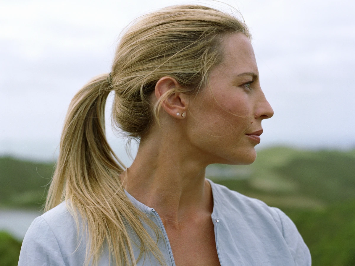  Frau mit Zopf und Babyhaaren 