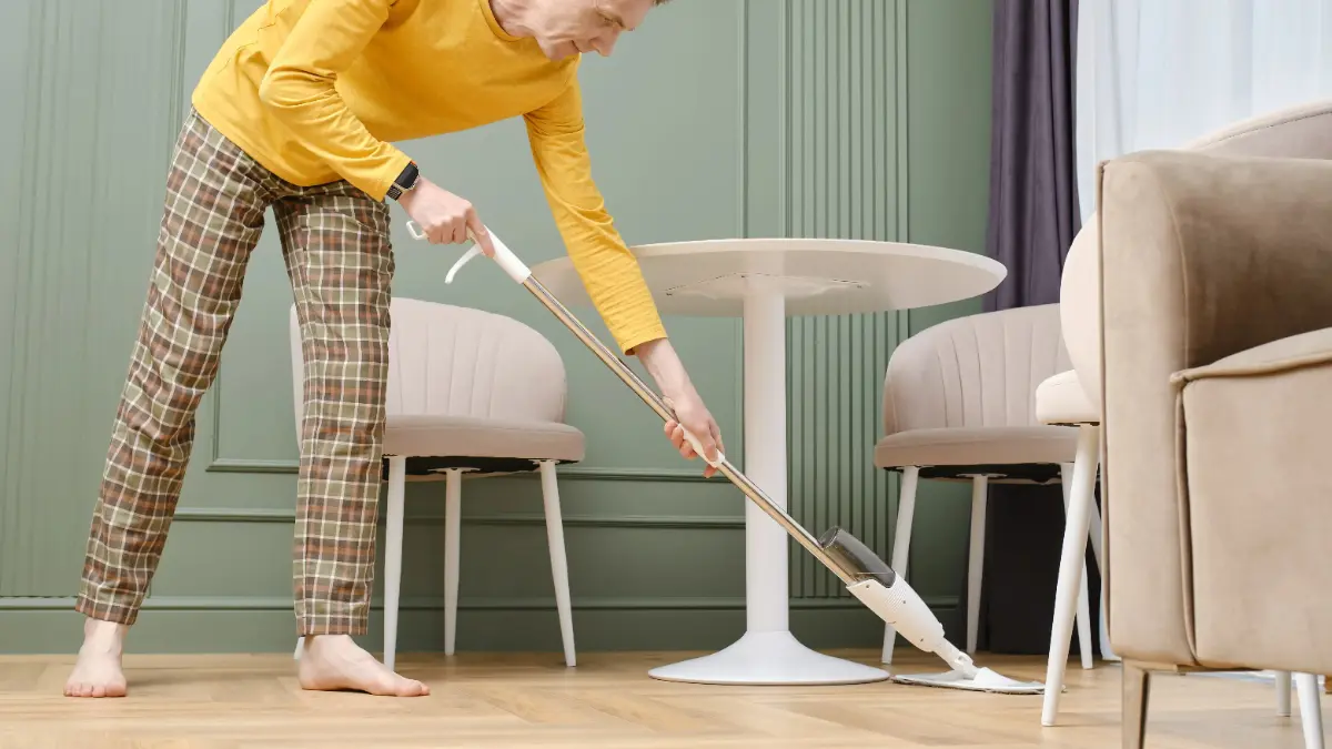  Mann wischt Boden in Wohnung 