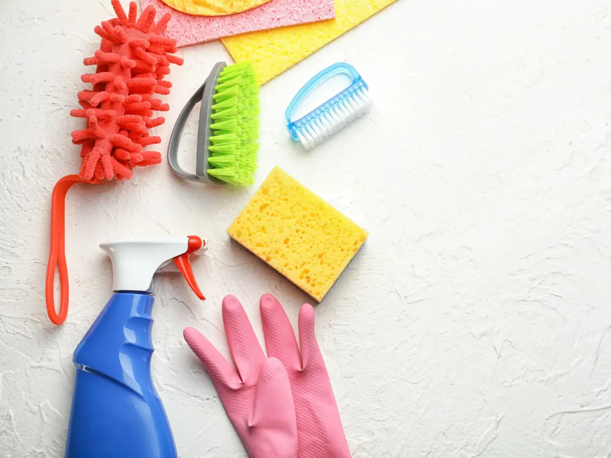  bunte Utensilien zum Putzen 