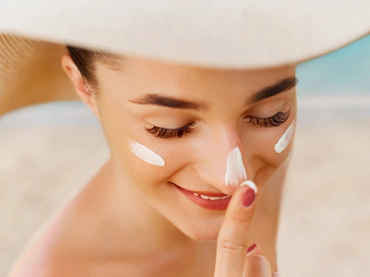  Frau cremt sich Gesicht ein 