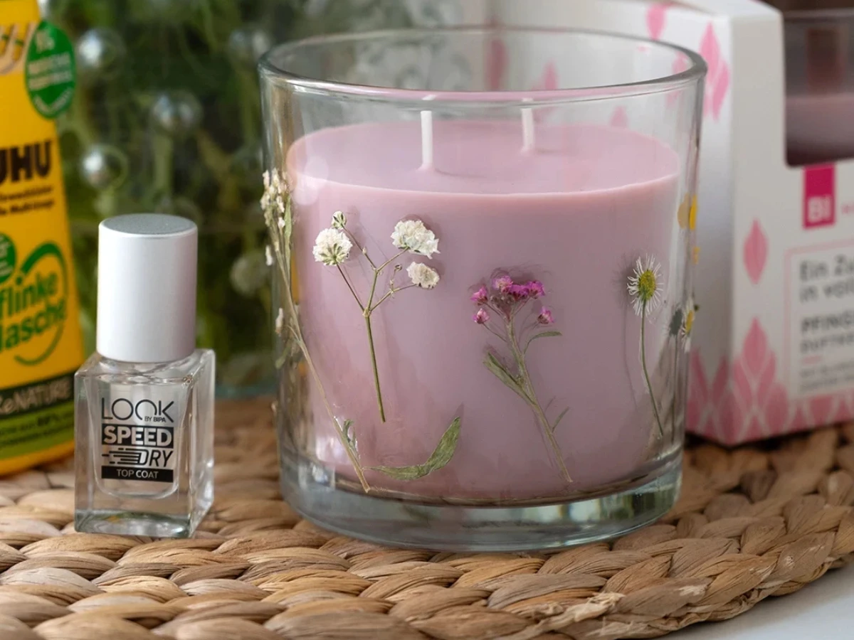  Kerze mit getrockneten Blüten 