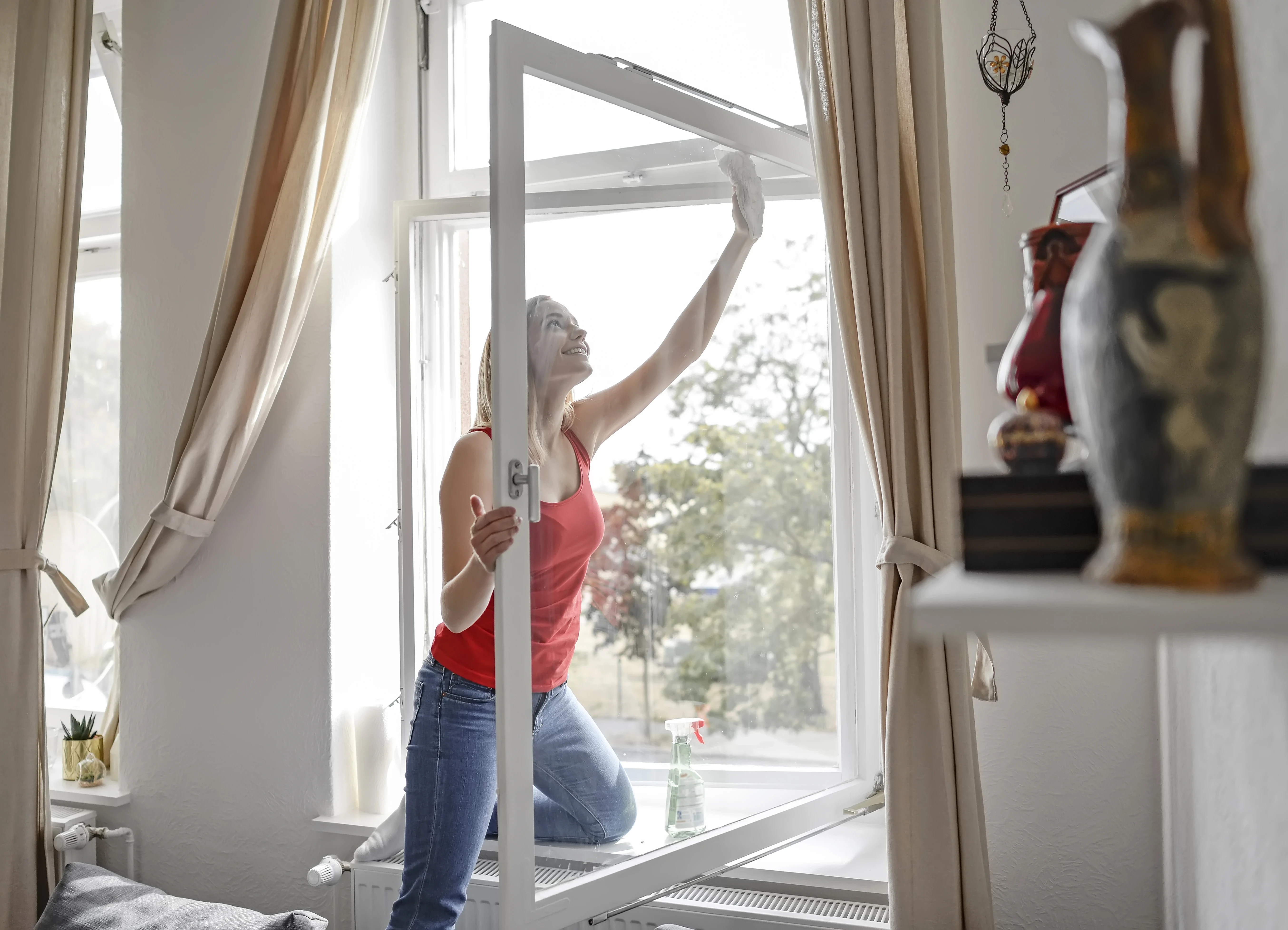  Frau beim Fenster putzen 