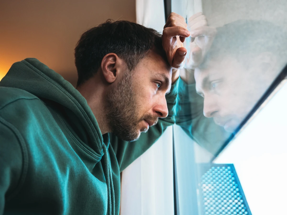  Depression, Mann sieht aus dem Fenster 