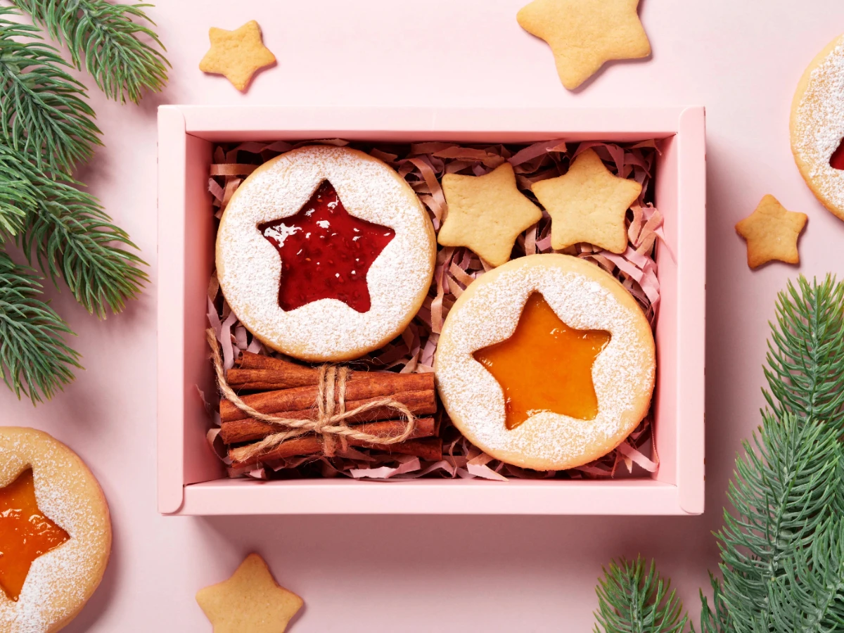  Kisten mit Weihnachtskeksen 