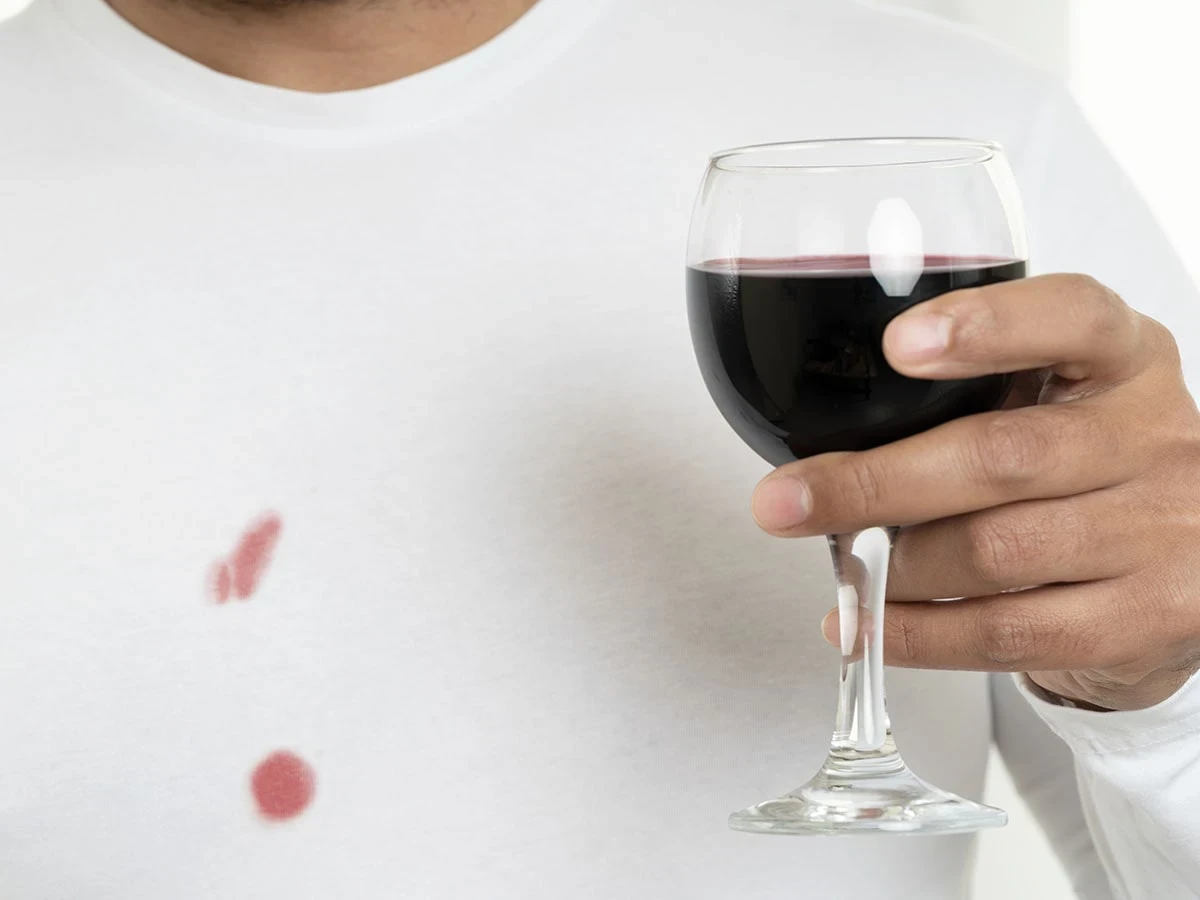  Rotweinfleck auf Kleidung 
