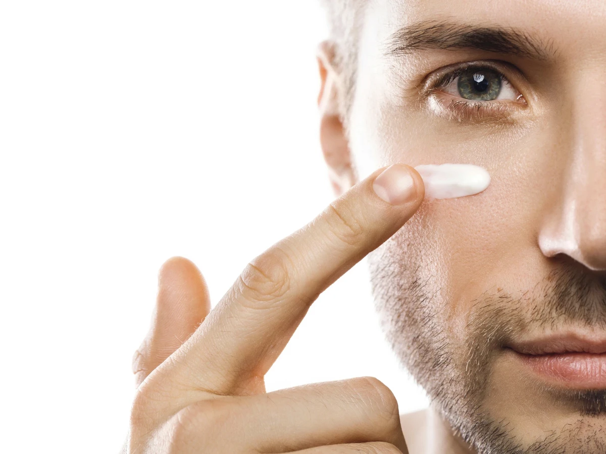  Mann verwendet Augencreme 