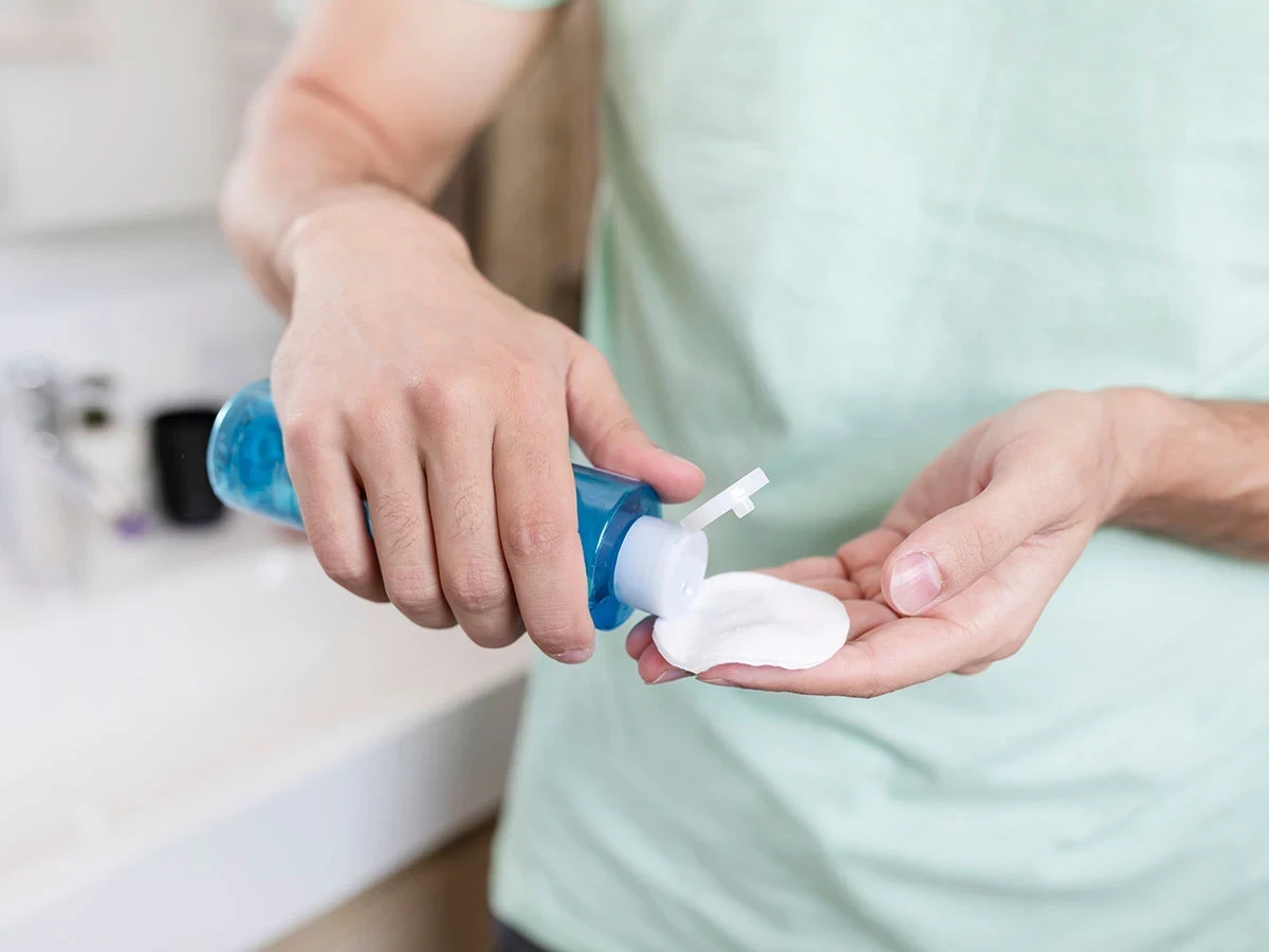  Wattepad mit Reinigungswasser 