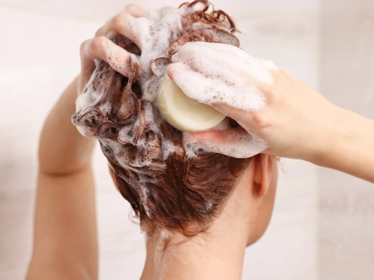  Haare Waschen mit festem Shampoo 