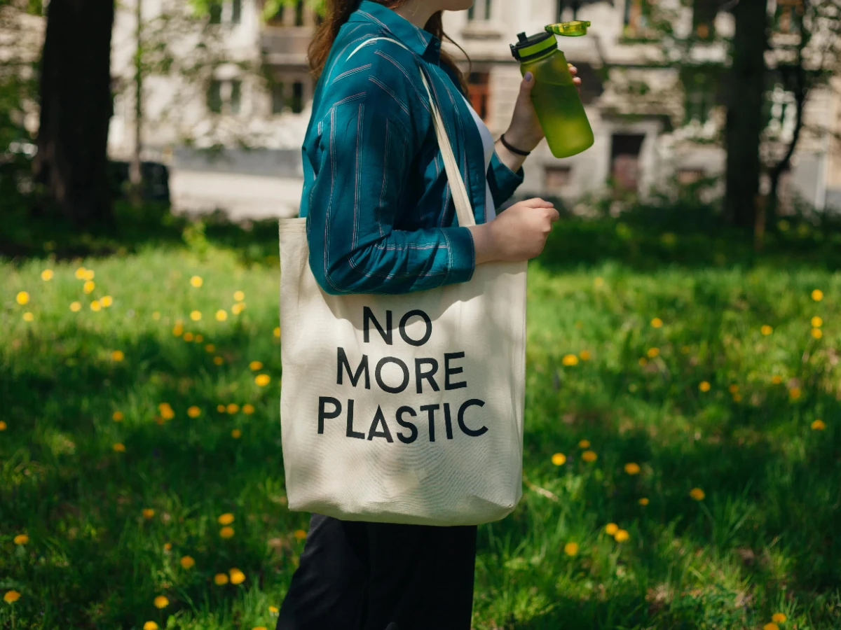  Frau mit Einkaufstasche 