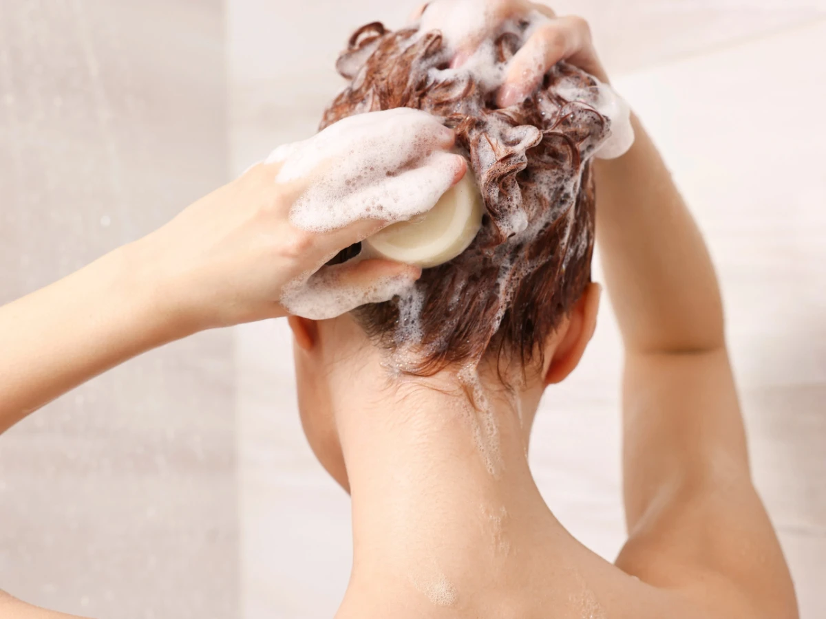  Haare Waschen mit fester Seife 