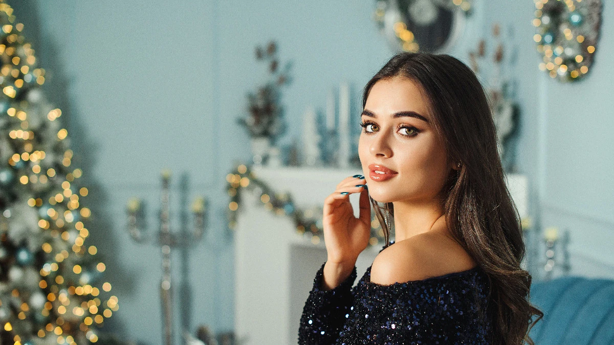  Frau trägt glamouröses Make up zu Weihnachten 