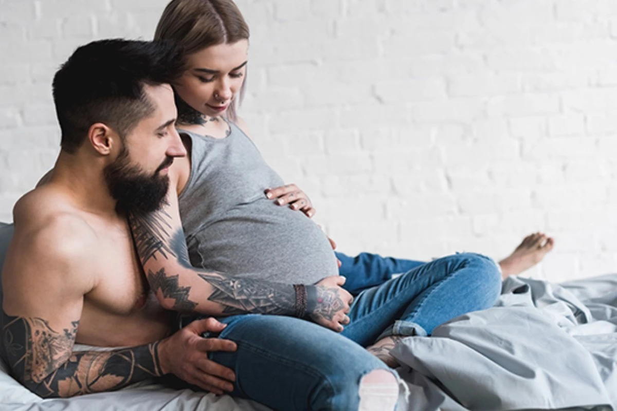  Schwangere Frau mit Mann im Bett 