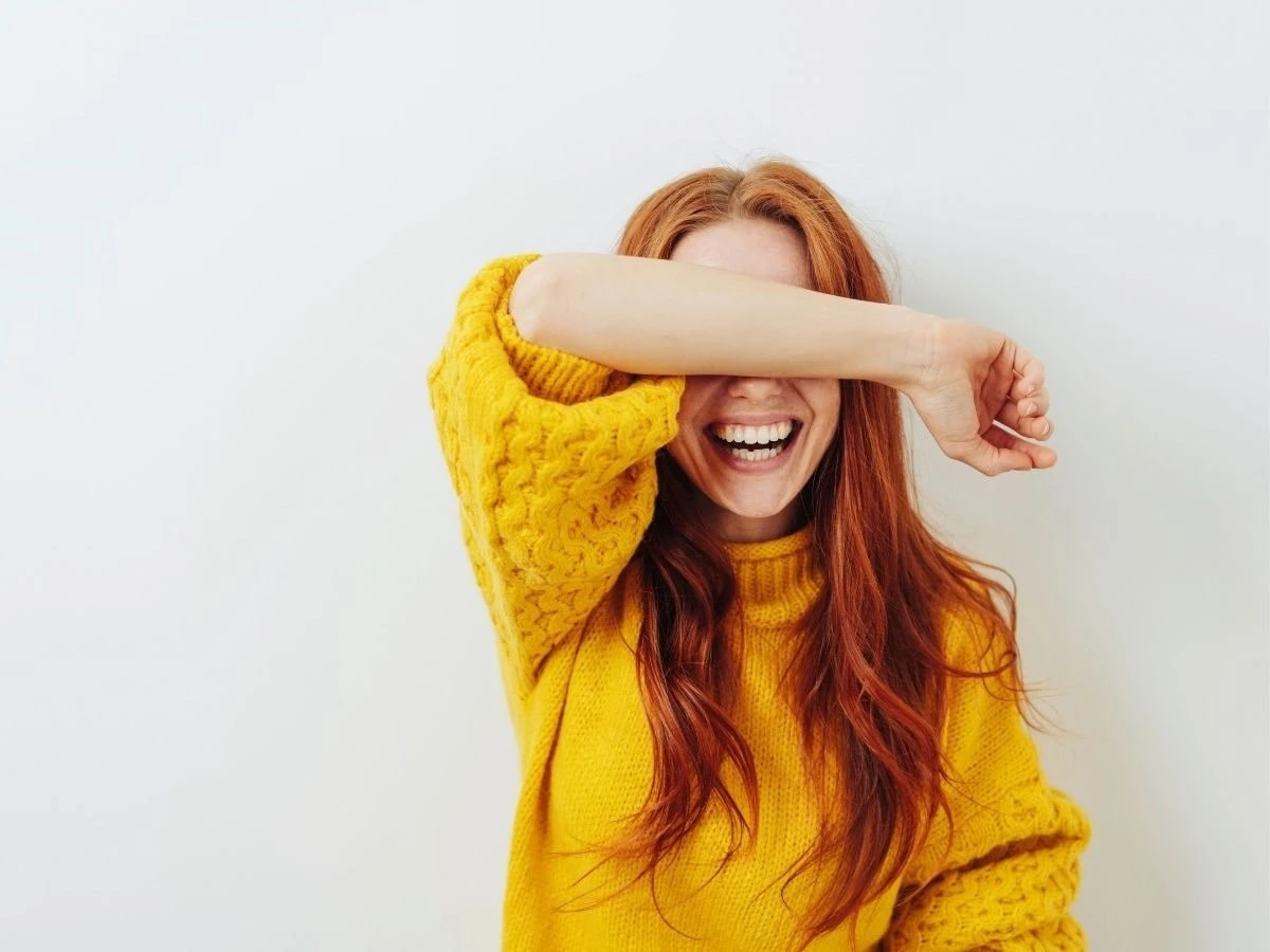  Frau mit langem, rotem Haar 