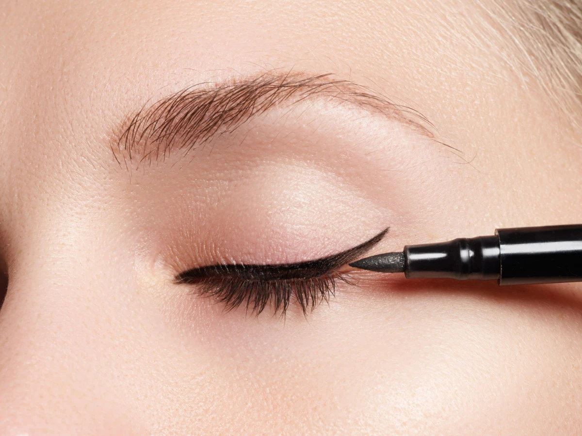  Frau mit winged cat eyeliner 