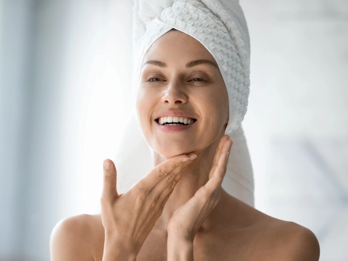  Frau mit gesunder Haut lächelnd 