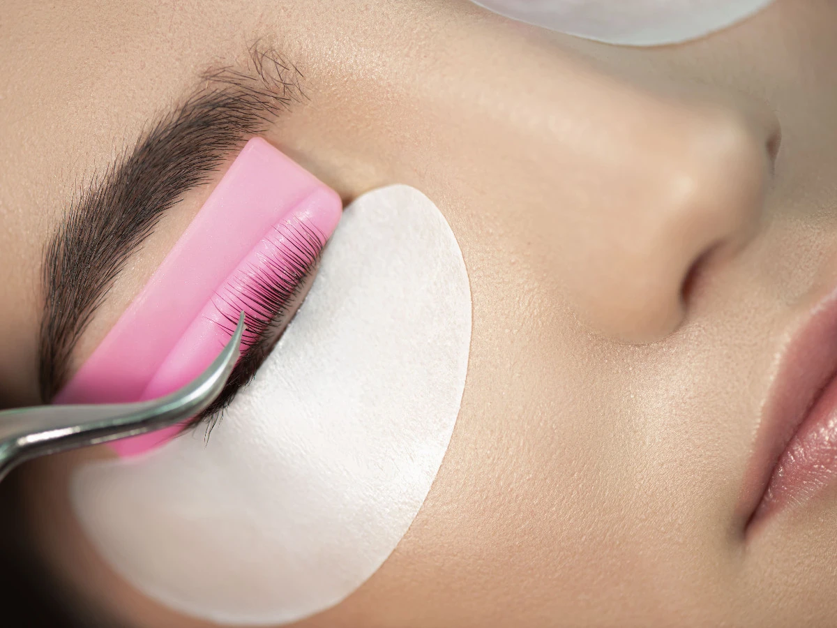  Nahaufnahme des Gesichtes des Schönheitsmodells während des Wimpernlifting-Verfahrens 