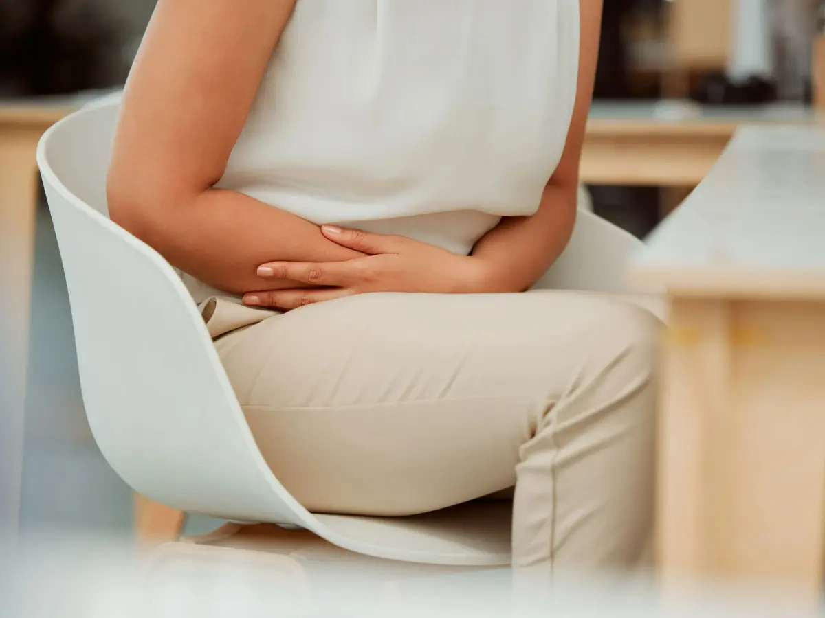  Frau hat Bauchschmerzen nach dem Essen, Food Coma 
