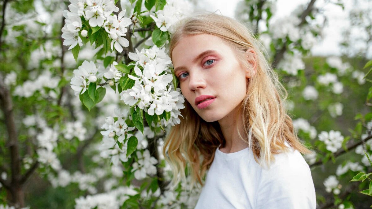  Natürliche junge Frau in der Natur 