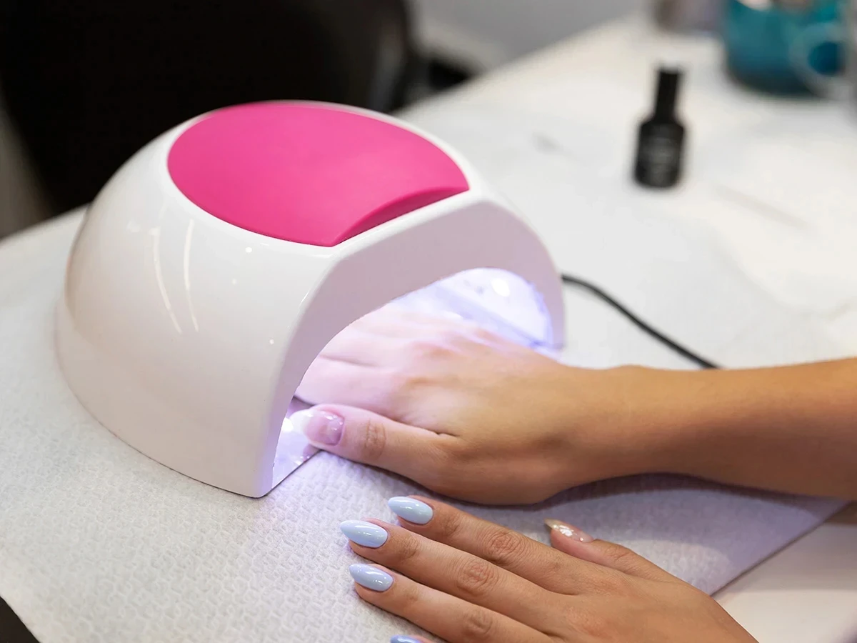  Gelnägel unter UV-Lampe 