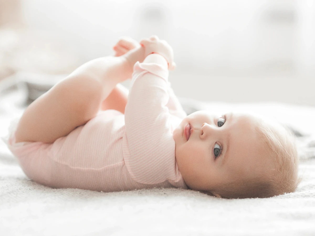  Baby am Bett lächelnd 