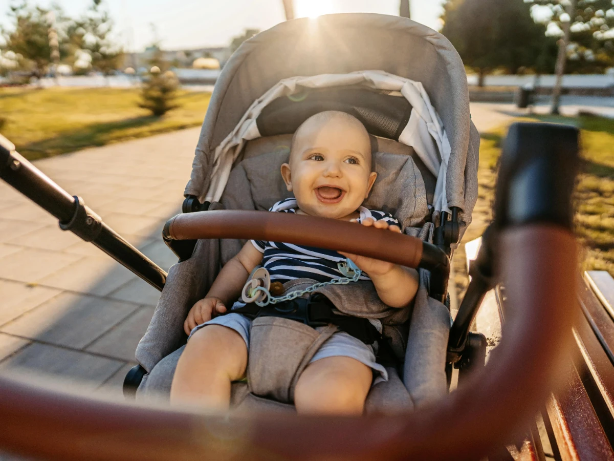 Baby im Kinderwagen im Park 