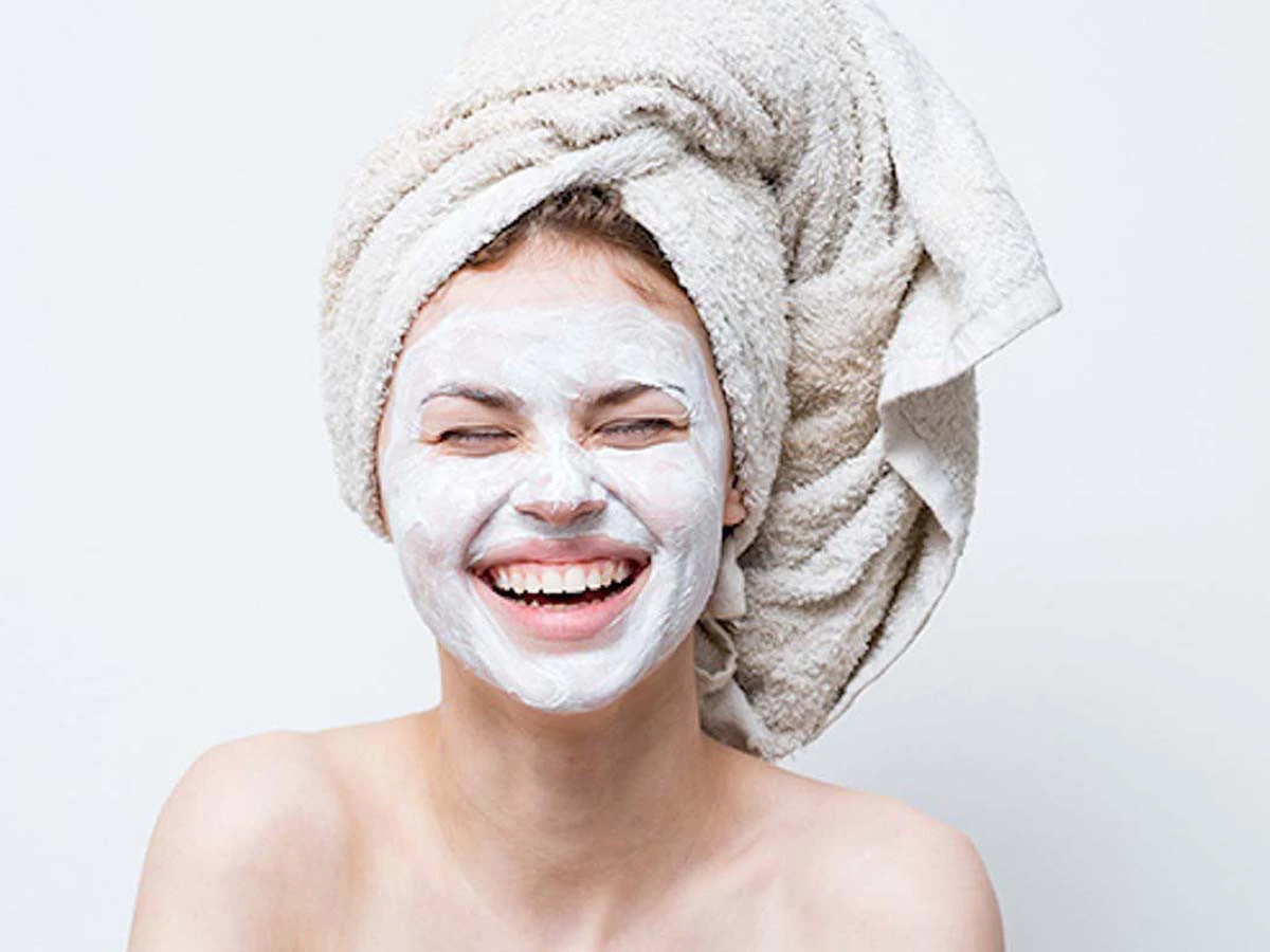  Frau mit Gesichtsmaske 