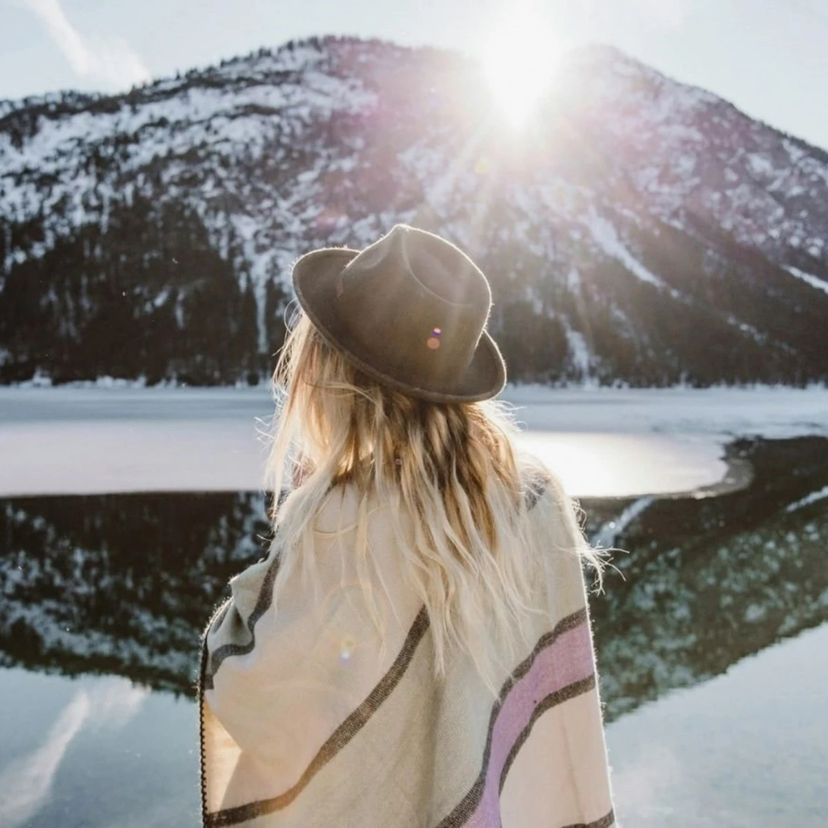  Frau spaziert durch Winterlandschaft 