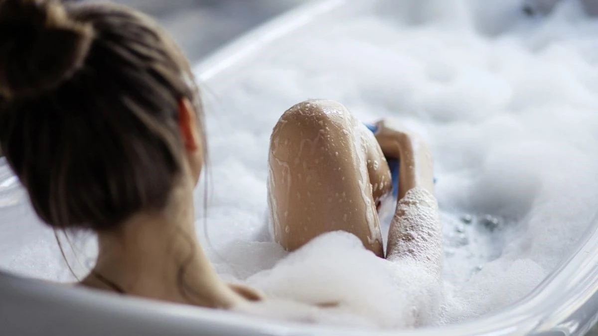  Frau badet in Badewanne 