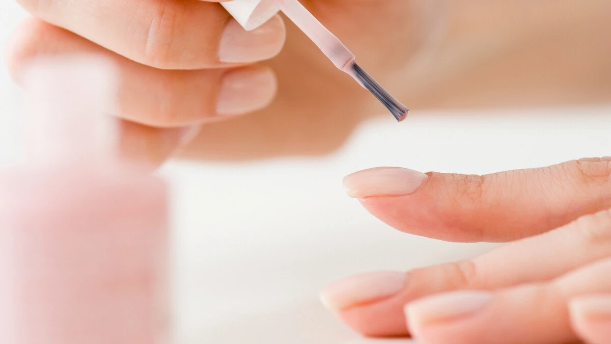  Frau trägt Nagellack auf 