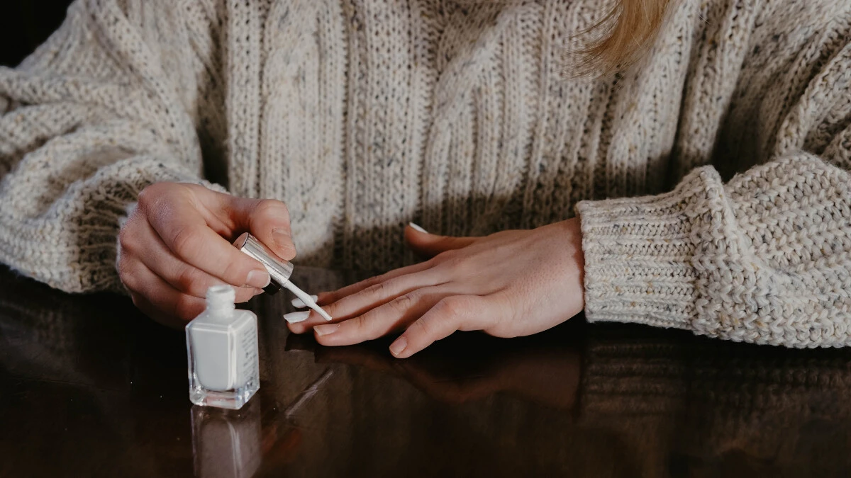  Frau trägt Nagellack auf 