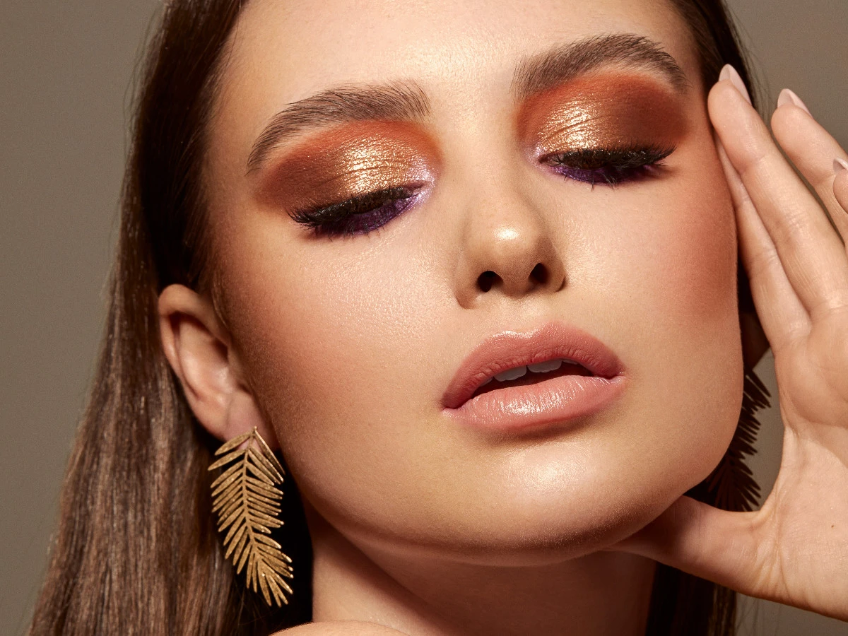  Frau mit gold schimmernden, metallischen Lidschatten 