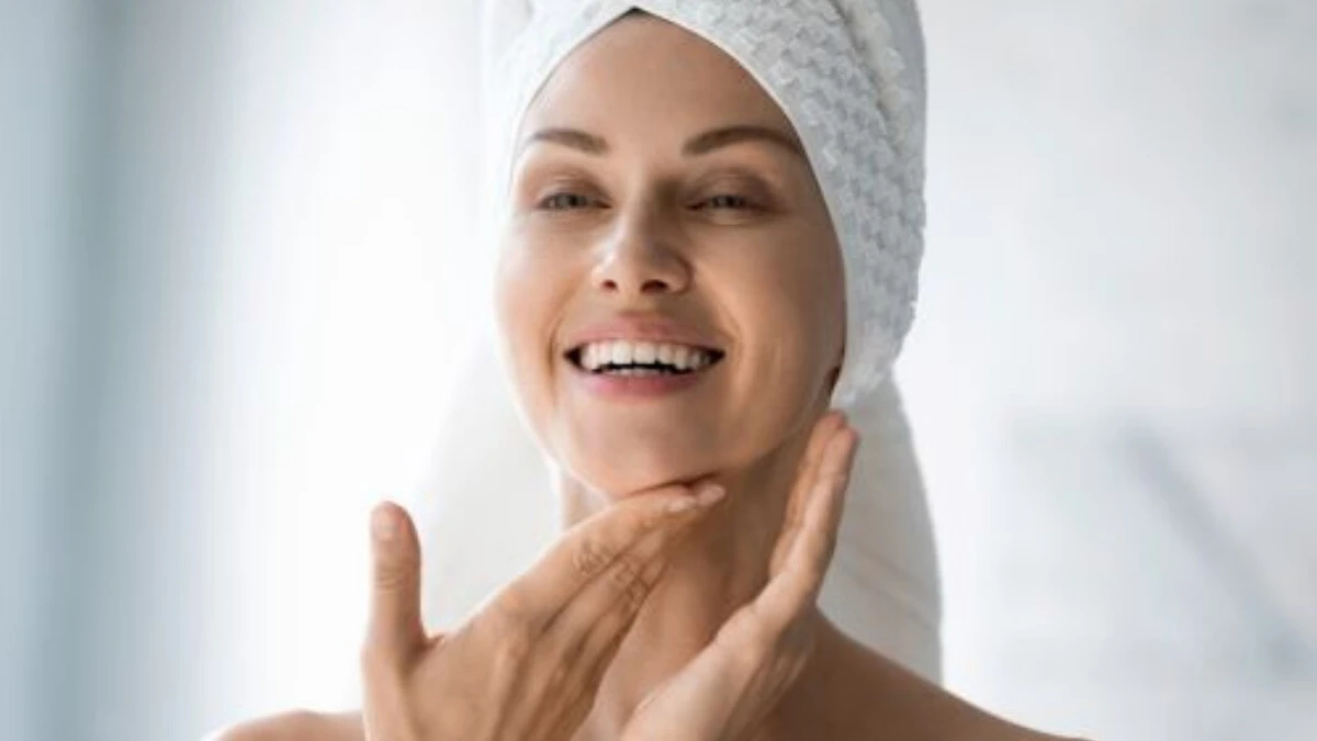  Frau massiert Gesicht  